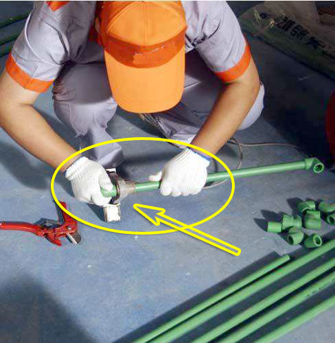 家里装修改水避坑指南,装修师傅去楼下改水需要关注啥