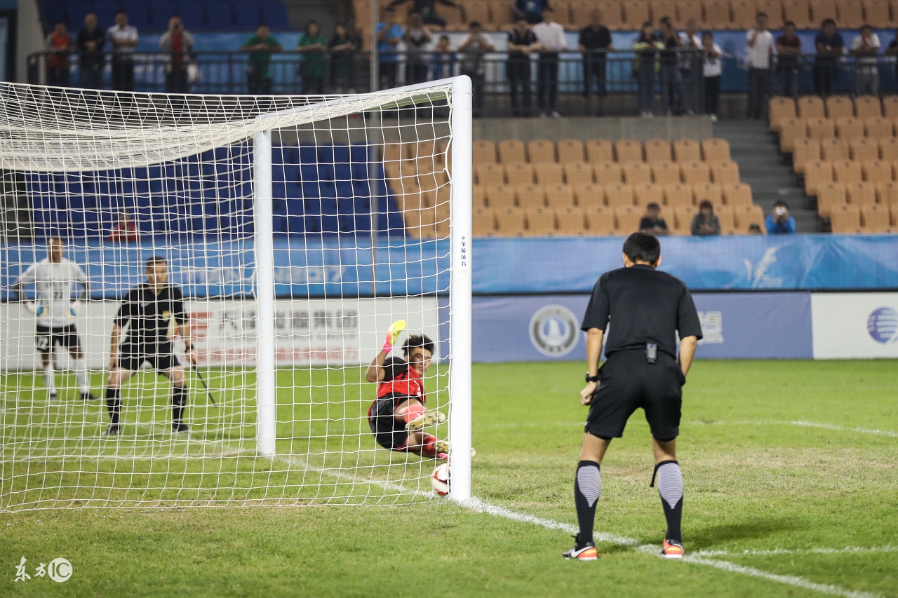 中超德比战争议判罚引热议,中超昏哨5分钟3次争议判罚