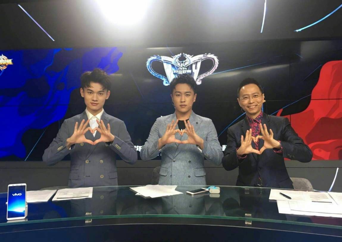 英超名嘴詹俊亮相KPL解说席引来玩家质疑攻击，我想为詹俊说两句