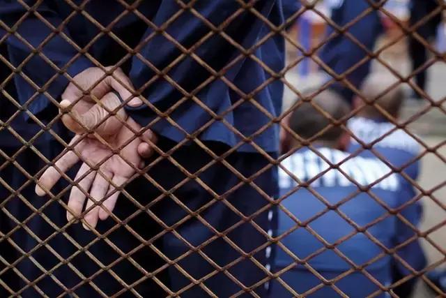 监狱减刑利益链：手机、贿赂与关系网