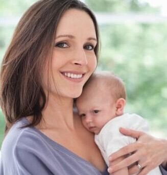 抱孩子的姿势能看出来,抱孩子的姿势与正确方式