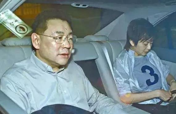 她比邓文迪更甄嬛，嫁大29岁重病富商，从狗仔逆袭为香港女首富