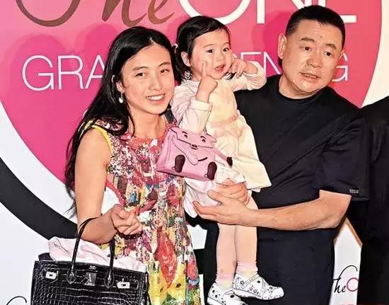 她比邓文迪更甄嬛，嫁大29岁重病富商，从狗仔逆袭为香港女首富