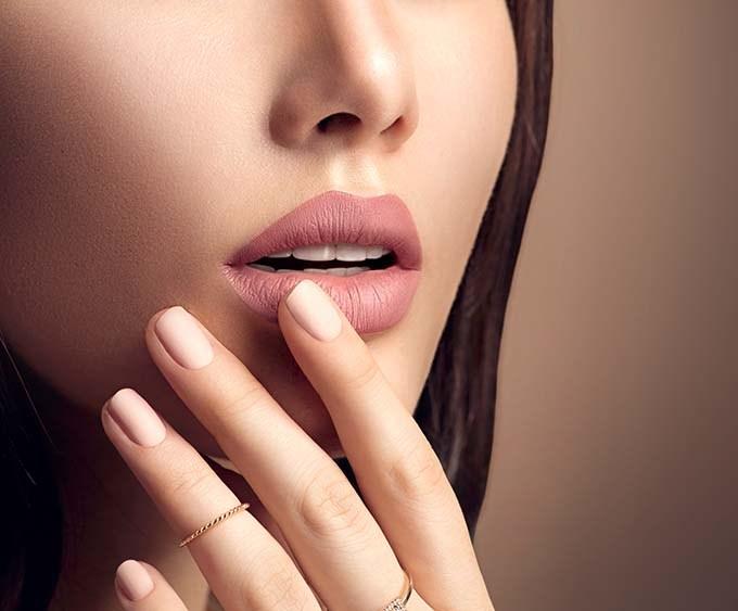 深唇浅色哑光口红 (适合厚唇的哑光口红)
