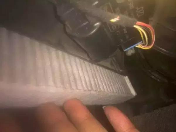 宝马车空气滤清器如何拆卸,宝马车空调滤芯怎么拆