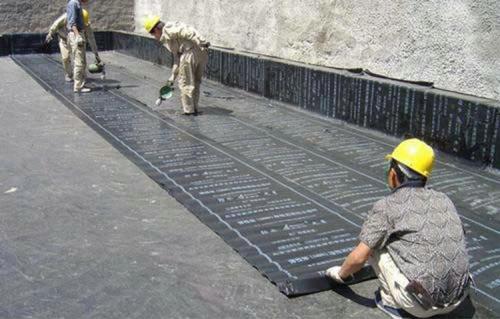 防水卷材常用的铺贴方法有,立面防水卷材可以横向铺贴吗