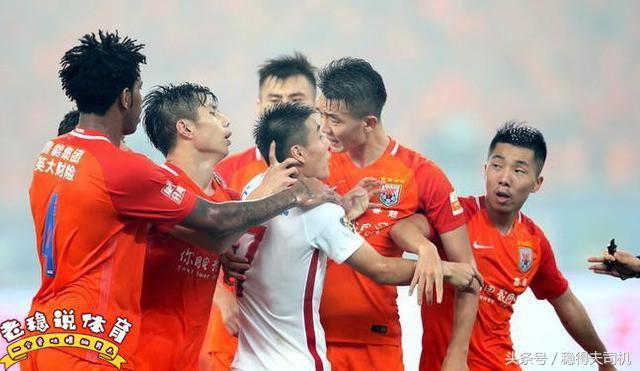 他才是真正的中国最佳前锋，从不晒富炫妻，资助贫困儿童踢球