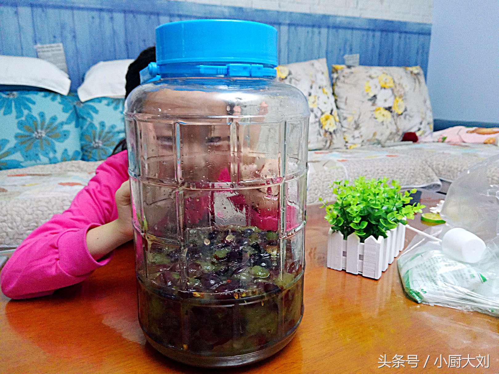 别问我葡萄酒怎么做，也别问酒杯是否为专业定制，因为我已经醉了