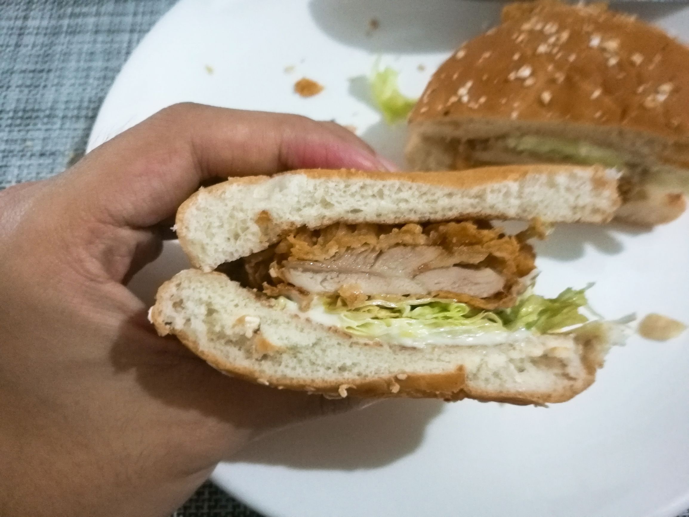 肯德基香辣鸡腿堡测评,肯德基原味鸡汉堡对比香辣鸡腿堡