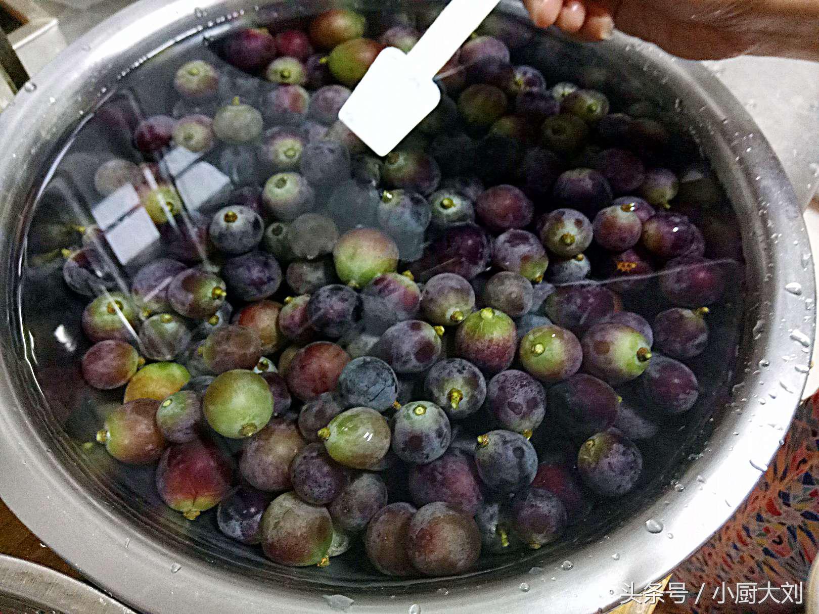 别问我葡萄酒怎么做，也别问酒杯是否为专业定制，因为我已经醉了