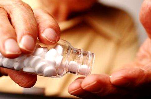 盘点缓解痛风发作疼痛的十大方法，服用秋水仙碱只是其中之一！