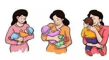抱孩子的姿势能看出来,抱孩子的姿势与正确方式