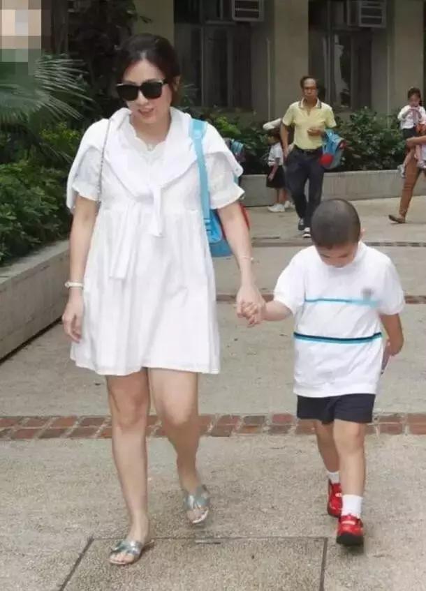 她比邓文迪更甄嬛，嫁大29岁重病富商，从狗仔逆袭为香港女首富