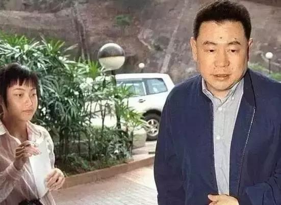她比邓文迪更甄嬛，嫁大29岁重病富商，从狗仔逆袭为香港女首富