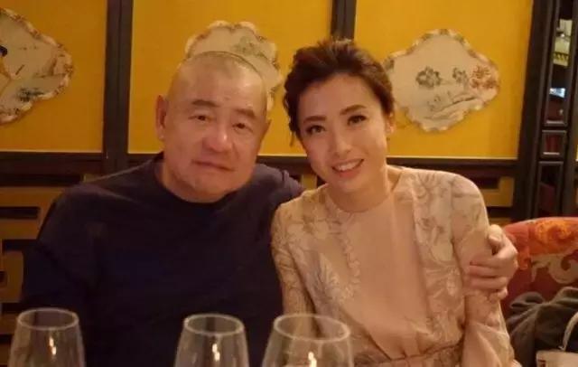 她比邓文迪更甄嬛，嫁大29岁重病富商，从狗仔逆袭为香港女首富