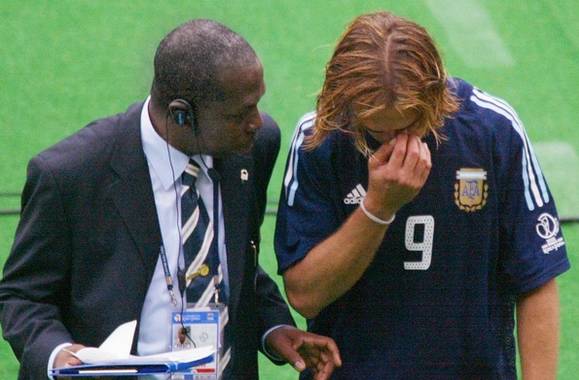 足球迎来了一个最让人遗憾的告别,足球那些感人的事