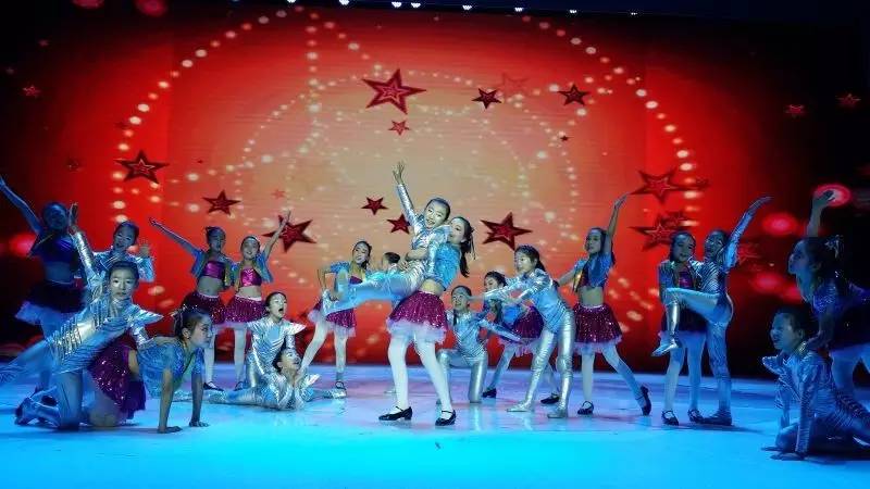 孩子们参加社团活动,孩子参加的学校团体活动