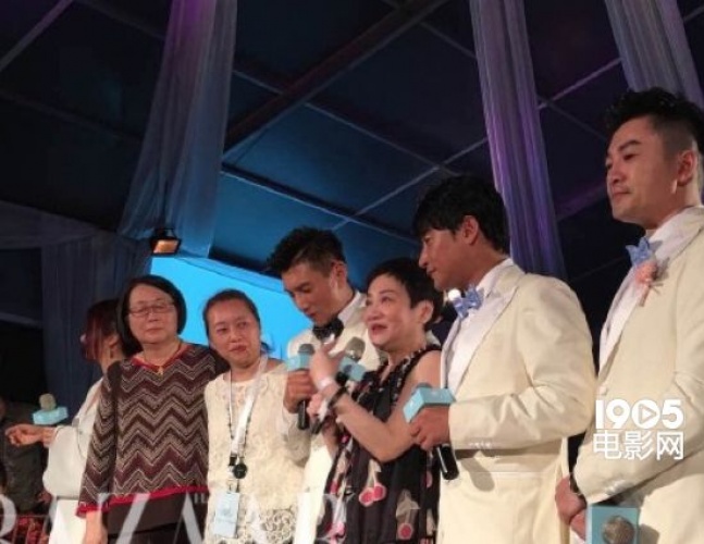 隆诗大婚深情告白霍建华抢合照新郎扬言生5个