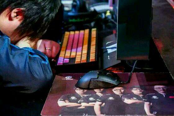 lol职业选手鼠标,lol职业选手操作键盘鼠标视频