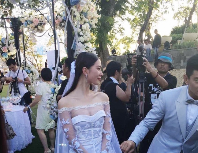 隆诗大婚深情告白霍建华抢合照新郎扬言生5个