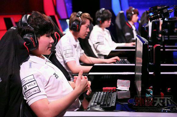 lol职业选手鼠标,lol职业选手操作键盘鼠标视频