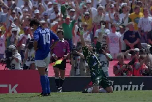 足球迎来了一个最让人遗憾的告别,足球那些感人的事