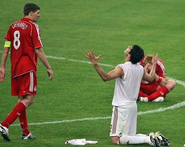 足球迎来了一个最让人遗憾的告别,足球那些感人的事