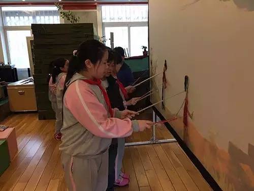 孩子们参加社团活动,孩子参加的学校团体活动