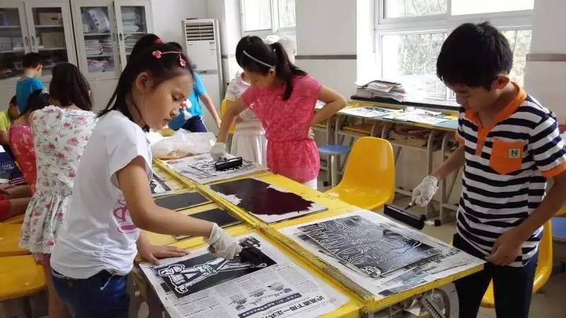 孩子们参加社团活动,孩子参加的学校团体活动