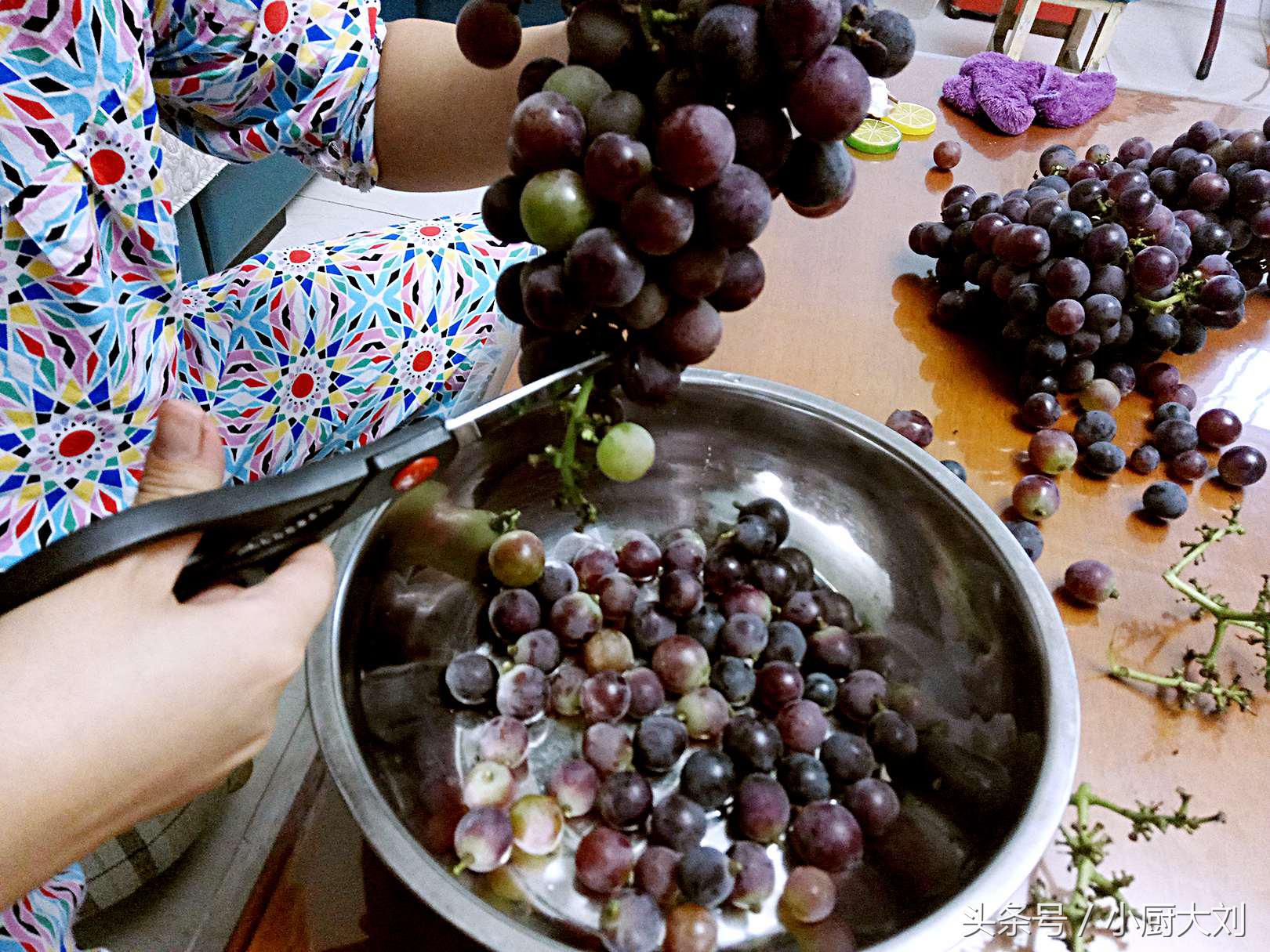 别问我葡萄酒怎么做，也别问酒杯是否为专业定制，因为我已经醉了
