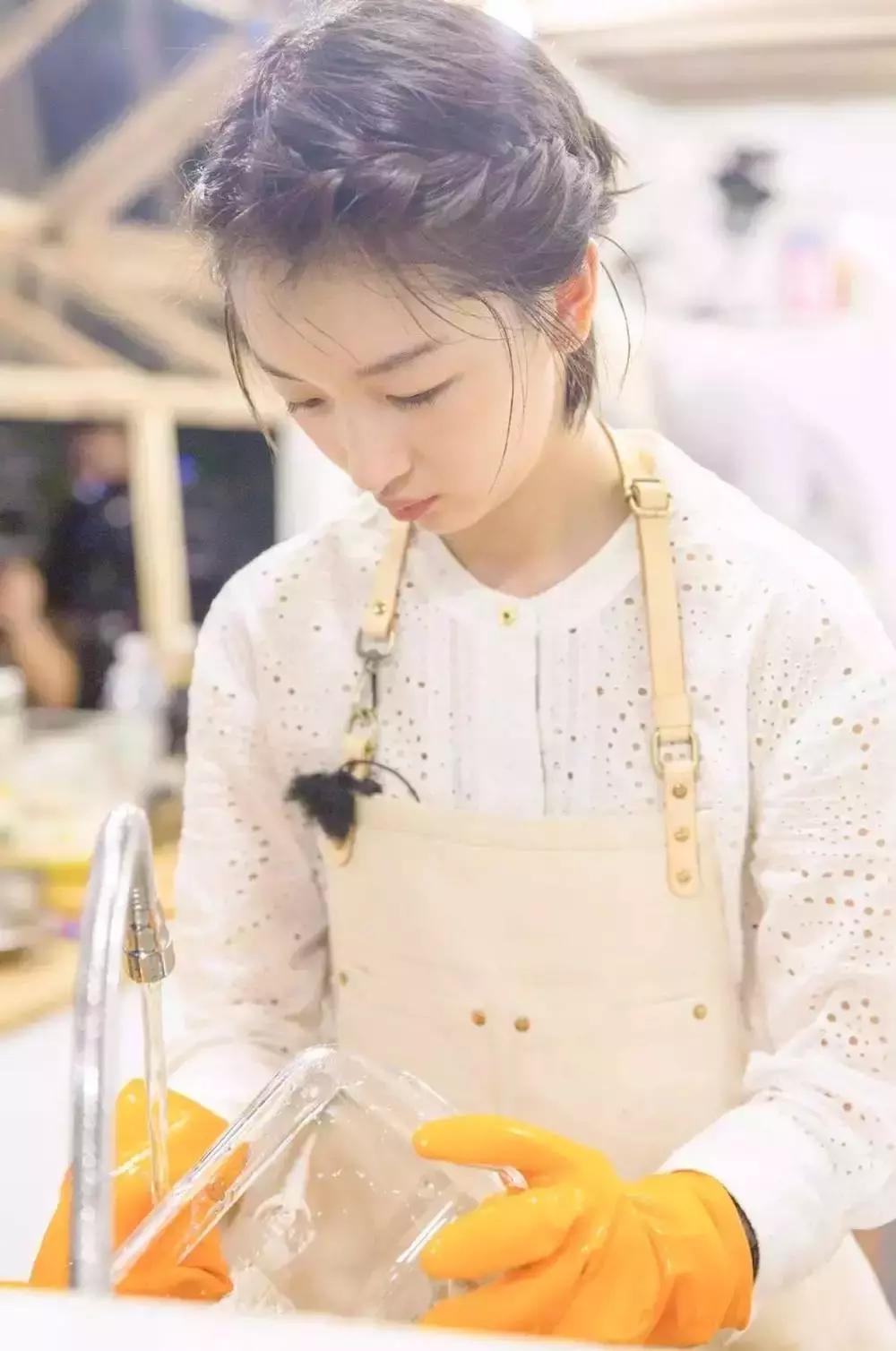 中餐厅1赵薇黄晓明周冬雨,周冬雨赵薇中餐厅同框被碾压