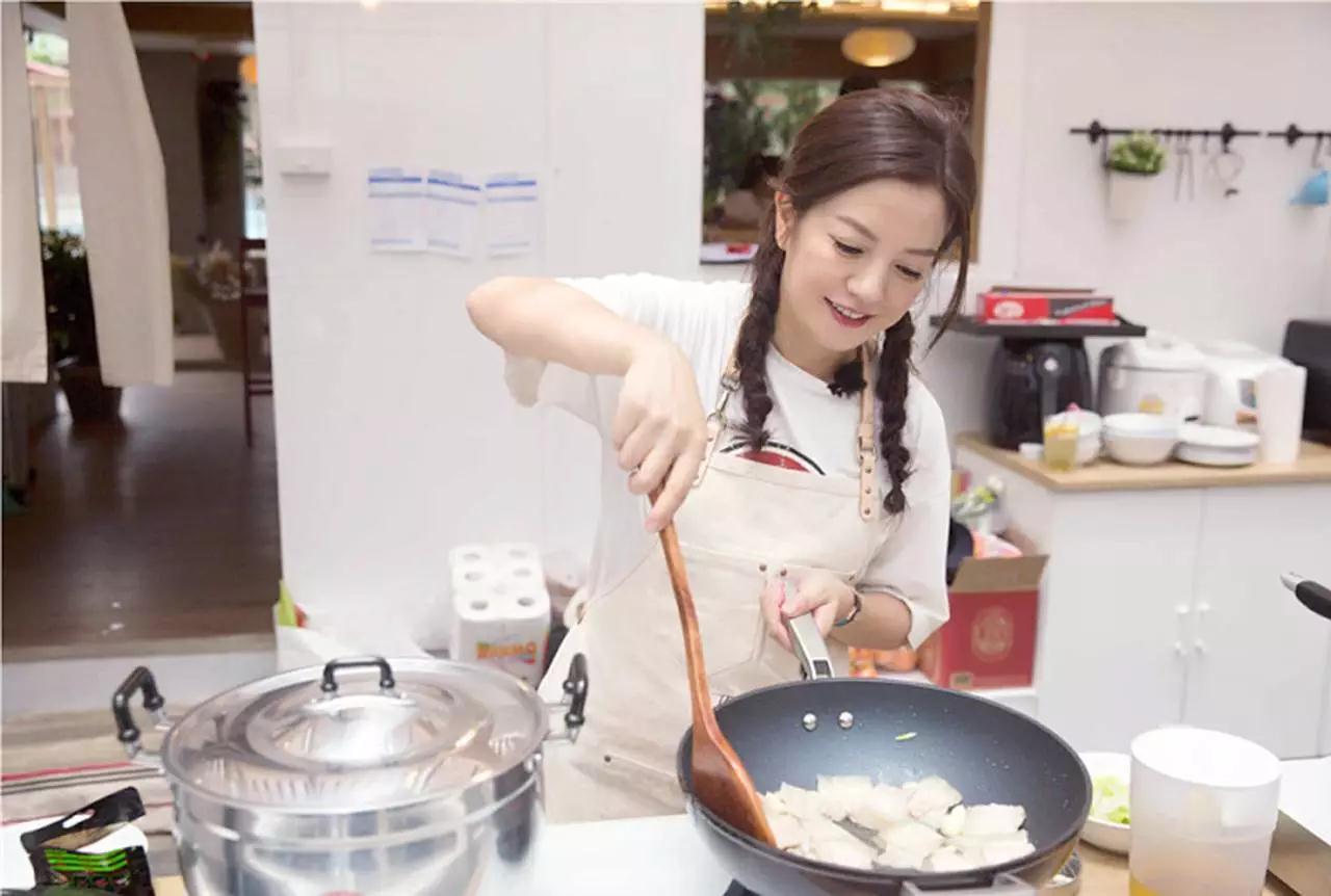 中餐厅1赵薇黄晓明周冬雨,周冬雨赵薇中餐厅同框被碾压
