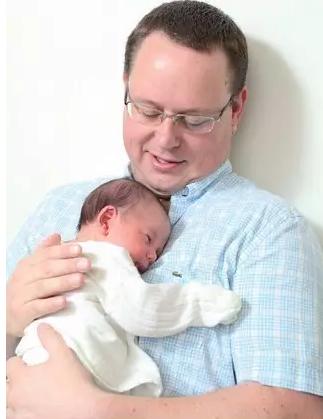 抱孩子的姿势能看出来,抱孩子的姿势与正确方式