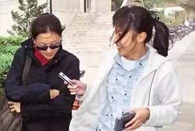 她比邓文迪更甄嬛，嫁大29岁重病富商，从狗仔逆袭为香港女首富