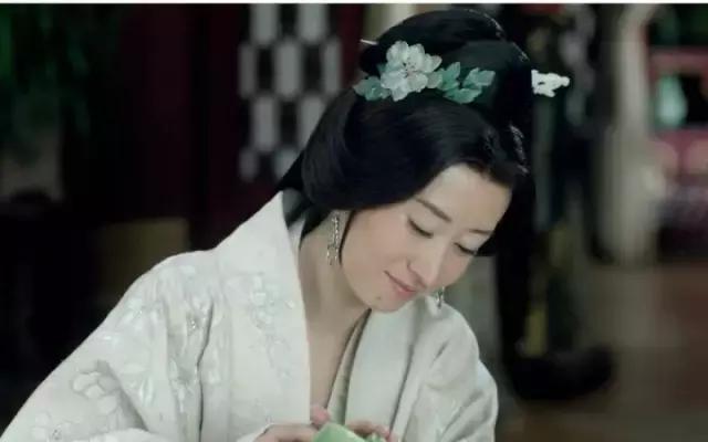 她比邓文迪更甄嬛，嫁大29岁重病富商，从狗仔逆袭为香港女首富