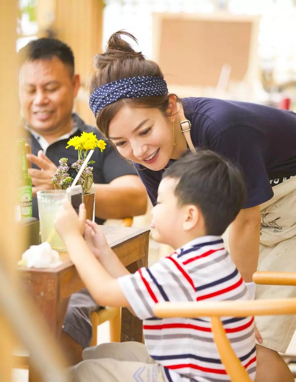 中餐厅1赵薇黄晓明周冬雨,周冬雨赵薇中餐厅同框被碾压