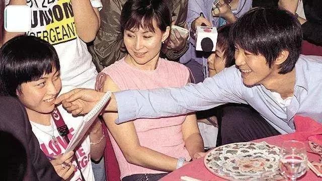 她比邓文迪更甄嬛，嫁大29岁重病富商，从狗仔逆袭为香港女首富