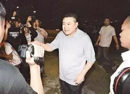 她比邓文迪更甄嬛，嫁大29岁重病富商，从狗仔逆袭为香港女首富