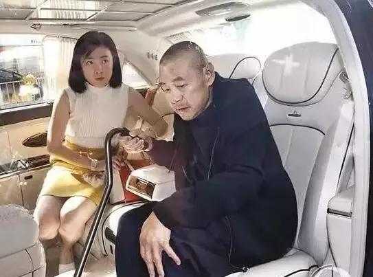 她比邓文迪更甄嬛，嫁大29岁重病富商，从狗仔逆袭为香港女首富