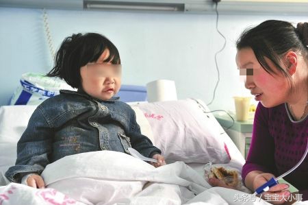 3岁宝宝吃了饼干后，狂吐一地，医生：晚1分钟后果严重