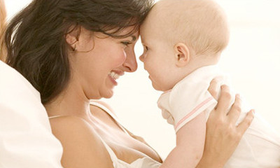 抱孩子的姿势能看出来,抱孩子的姿势与正确方式