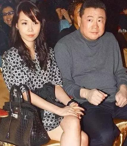 她比邓文迪更甄嬛，嫁大29岁重病富商，从狗仔逆袭为香港女首富