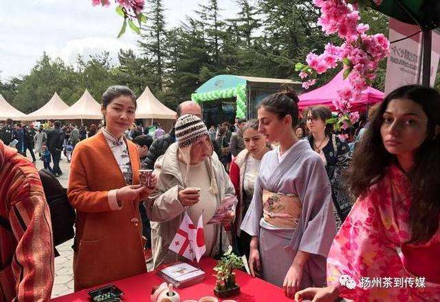 百年前的茶师在上帝的后花园种下茶籽，今日带着龙井香荣归故里