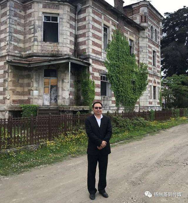 百年前的茶师在上帝的后花园种下茶籽，今日带着龙井香荣归故里
