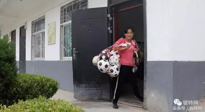 银特网——阜阳这名老师为什么全校师生都喊她“足球妈妈”