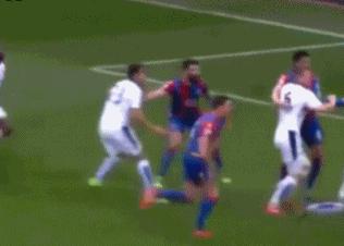 皇马C罗一拳砸向队友！麻没麻？巴萨苏亚对裁判的裆部很有兴趣