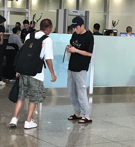 陈冠希穿着黑色戴帽卫衣拍照,陈冠希穿西装照