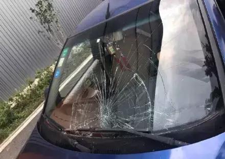 假摔、吊威亚、真人被撞飞，影视剧中的车祸戏是这么拍的？！