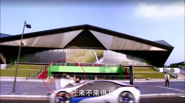 假摔、吊威亚、真人被撞飞，影视剧中的车祸戏是这么拍的？！