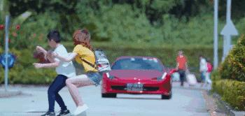 假摔、吊威亚、真人被撞飞，影视剧中的车祸戏是这么拍的？！